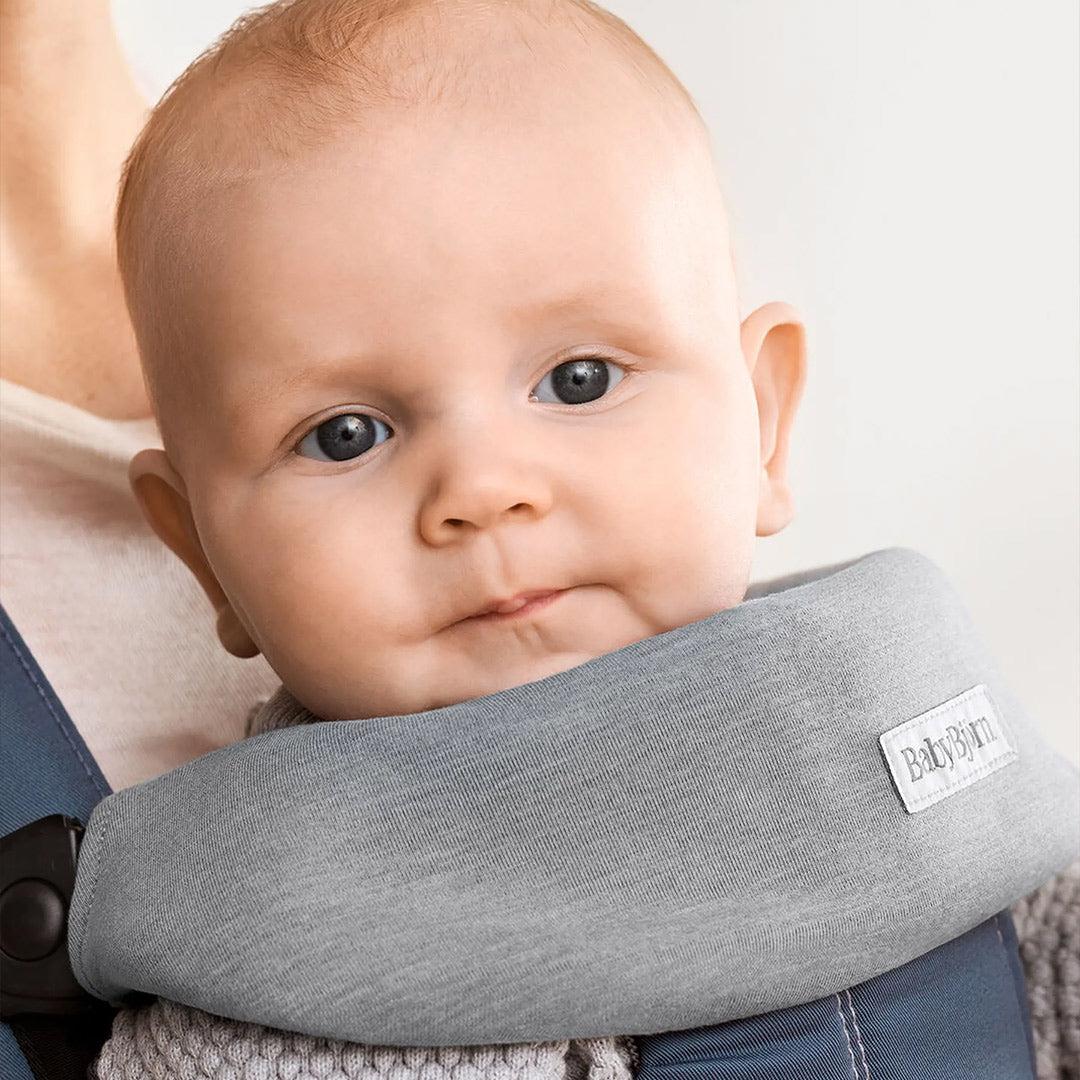 BabyBjörn Bib for Mini/Move Jersey - Light Grey - Image 3
