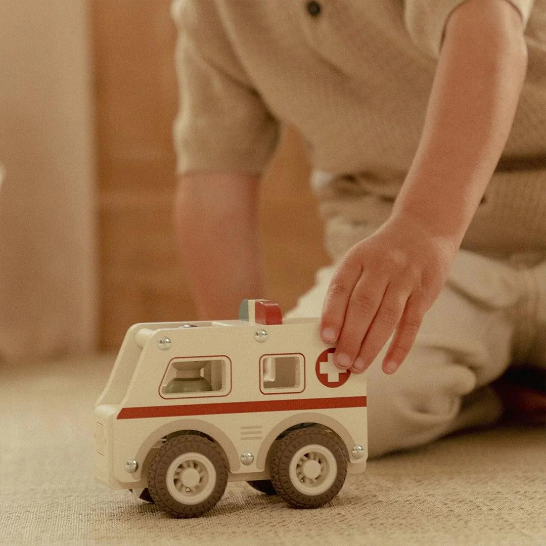 Little Dutch Ambulance - Image 2