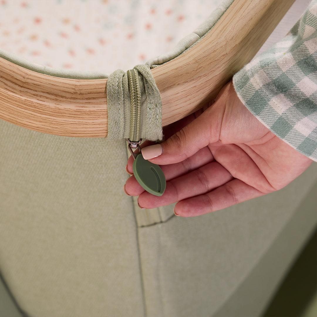 Tutti Bambini Cozee Air 2 Bedside Crib - Drifted Oak / Eucalyptus - Image 3
